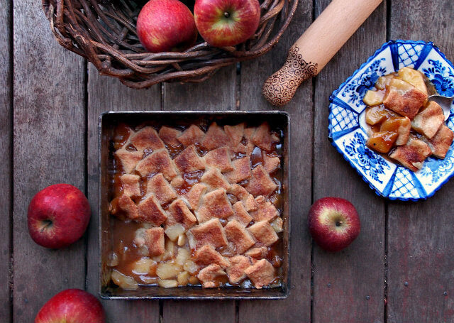 http://www.plumdeluxe.com/cdn/shop/articles/Apple-Pandowdy-Recipe-baked.jpg?v=1659429195