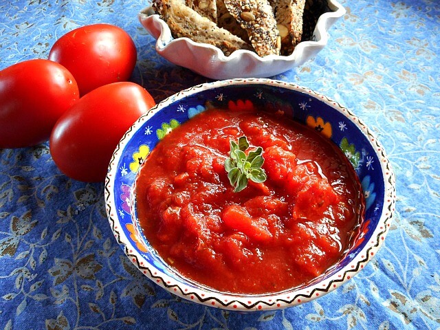 http://www.plumdeluxe.com/cdn/shop/articles/spicy-marinara-sauce.jpg?v=1659425556